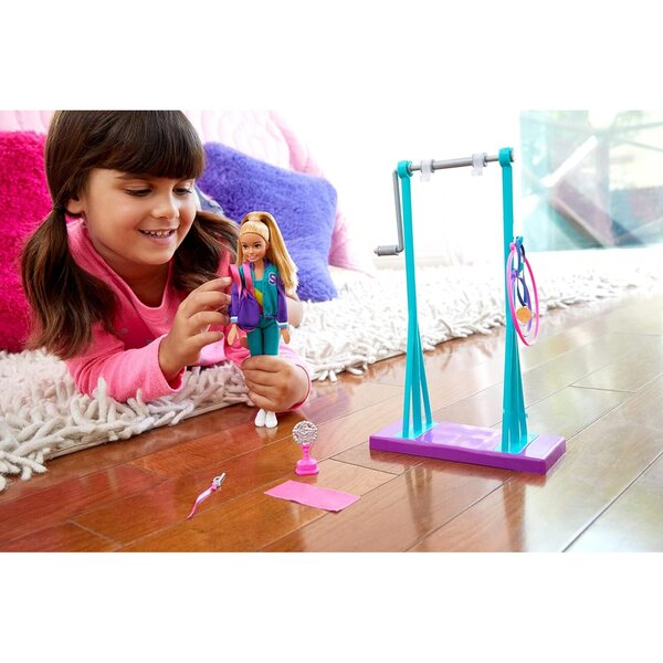 Barbie Stacie Gymnastica mit Gymnastikset und 7 Zubehörteilen für Kinder von 3–7 Jahren
