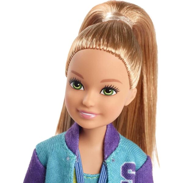 Barbie Stacie Gymnastica mit Gymnastikset und 7 Zubehörteilen für Kinder von 3–7 Jahren