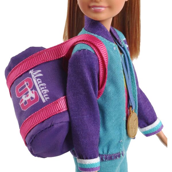Barbie Stacie Gymnastica mit Gymnastikset und 7 Zubehörteilen für Kinder von 3–7 Jahren