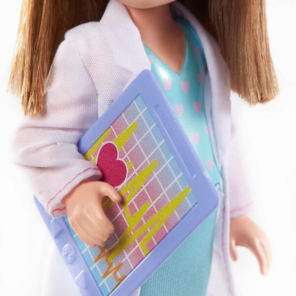 Barbie Chelsea Pupa Doctor 15 cm mit medizinischem Zubehör und Teddybär, Spiel für Kinder ab 3 Jahren