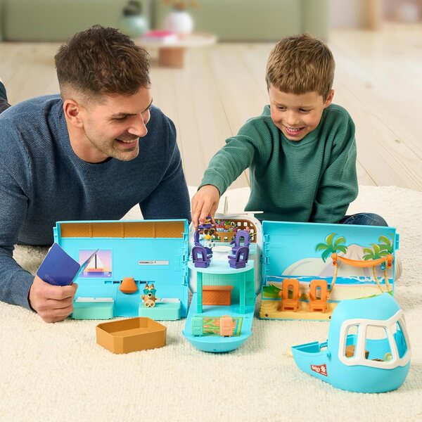 Bluey 3-in-1 erweiterbares Flugzeugspiel: Flugzeug, Hotel und Boot, über 25 Sounds, 15 Zubehörteile