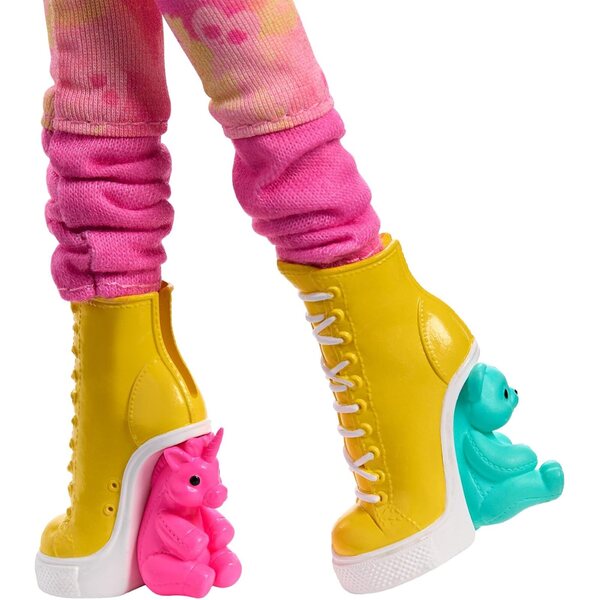 Monster High Enid Sinclair Bambola con Berretto e Zaino Rosa, Accessori Originali HXJ05