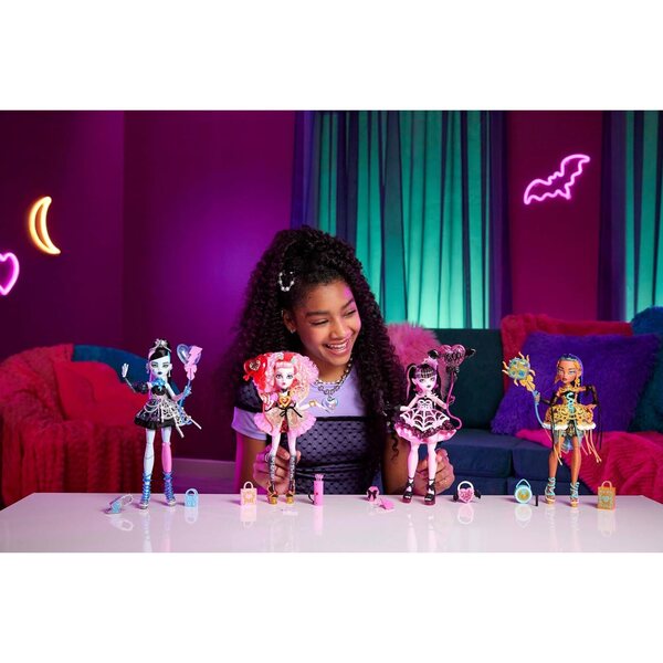 Monster High Cupid Asteria Scary Sweet Birthday con Accessori e Vestito da Festa