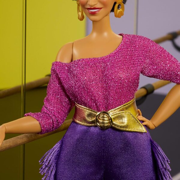 Barbie-Hommage an Debbie Allen mit beweglichem Körper und von Fame inspiriertem Outfit