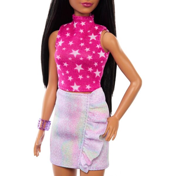 Barbie Fashionistas Puppe mit glattem schwarzem Haar und rosafarbenem und sternenfarbenem 80er-Jahre-Outfit