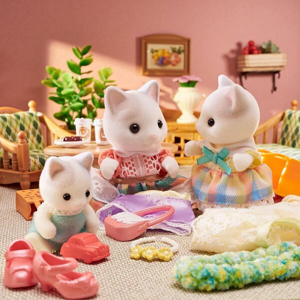Sylvanian Families – Milchkatzenfamilie mit Zubehör und beweglichen Figuren