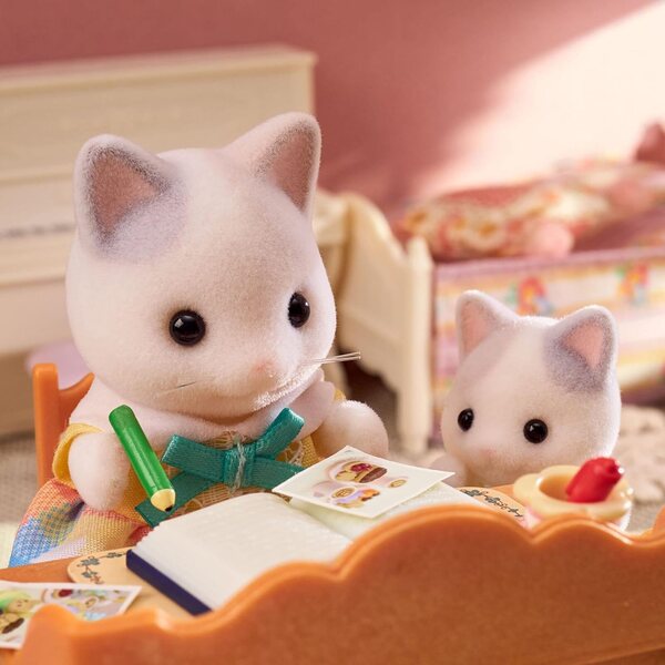 Sylvanian Families – Milchkatzenfamilie mit Zubehör und beweglichen Figuren