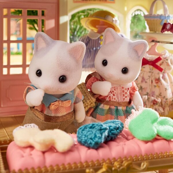 Sylvanian Families – Milchkatzenfamilie mit Zubehör und beweglichen Figuren