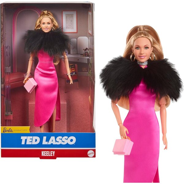 Barbie Keeley Jones in rosa Kleid und goldenen Accessoires, inspiriert von Ted Lasso