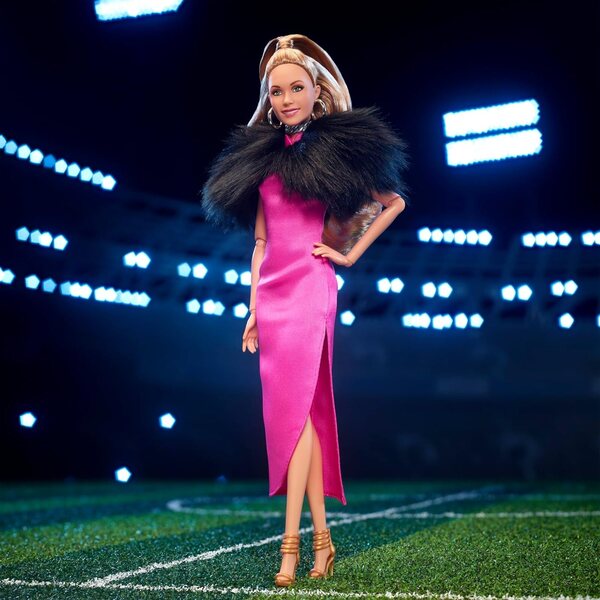 Barbie Keeley Jones in rosa Kleid und goldenen Accessoires, inspiriert von Ted Lasso