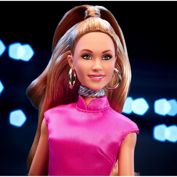 Barbie Keeley Jones in rosa Kleid und goldenen Accessoires, inspiriert von Ted Lasso