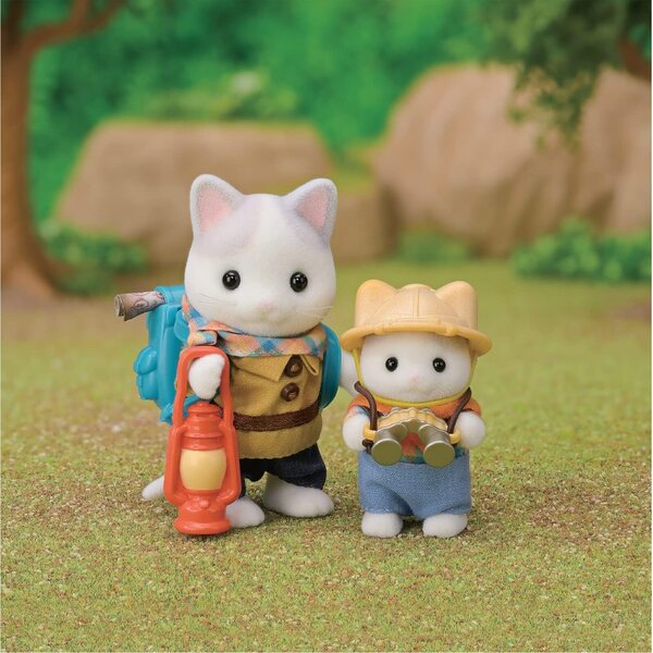 Sylvanian Families Abenteuerset mit zwei Figuren, Milchkatzenvater und Sohn für Kinder ab 3 Jahren