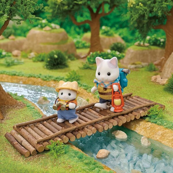 Sylvanian Families Abenteuerset mit zwei Figuren, Milchkatzenvater und Sohn für Kinder ab 3 Jahren