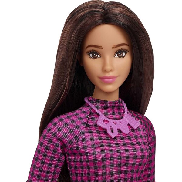 Barbie Fashionistas-Puppe mit langen Haaren und rosa kariertem Kleid, inklusive Accessoires