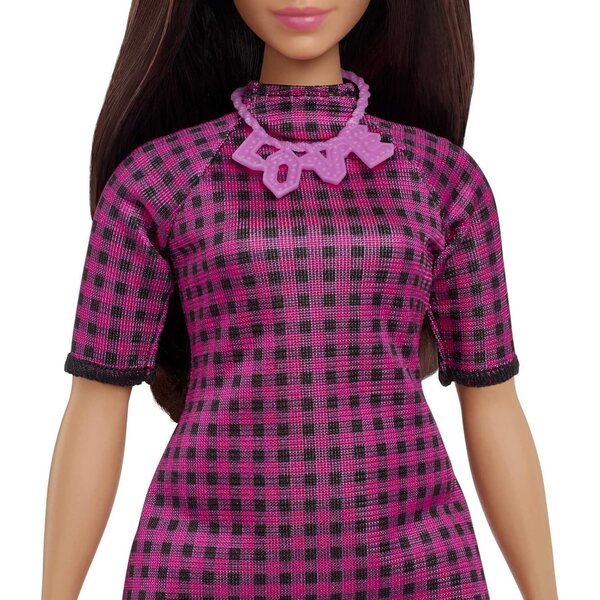 Barbie Fashionistas-Puppe mit langen Haaren und rosa kariertem Kleid, inklusive Accessoires