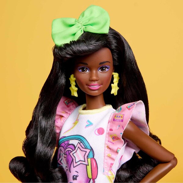 Barbie Rewind: 80er-Jahre-Puppe mit Pyjama, Fernseher, Popcorn und Vintage-Telefon