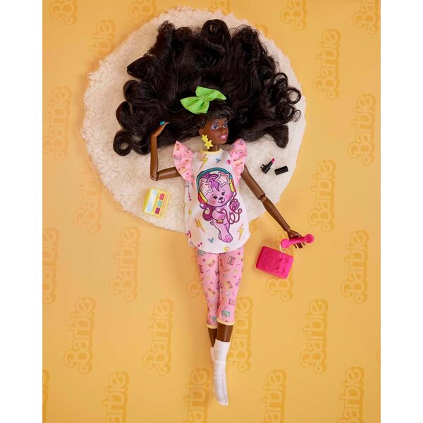 Barbie Rewind: 80er-Jahre-Puppe mit Pyjama, Fernseher, Popcorn und Vintage-Telefon