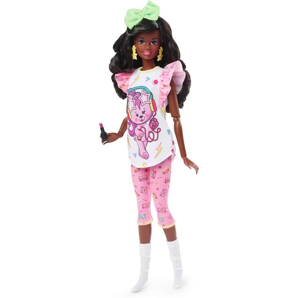 Barbie Rewind: 80er-Jahre-Puppe mit Pyjama, Fernseher, Popcorn und Vintage-Telefon