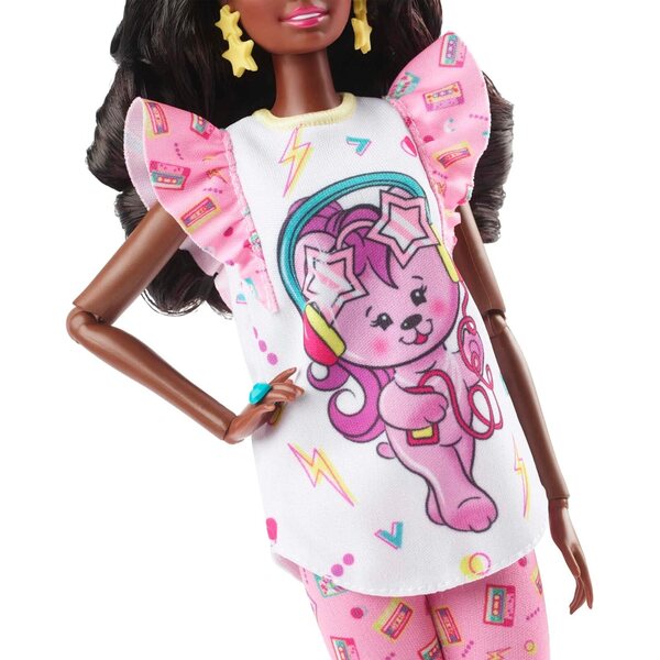 Barbie Rewind: 80er-Jahre-Puppe mit Pyjama, Fernseher, Popcorn und Vintage-Telefon