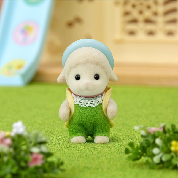 Sylvanian Families Baby Sheep Emma Dale с шапка и раница - игра за деца
