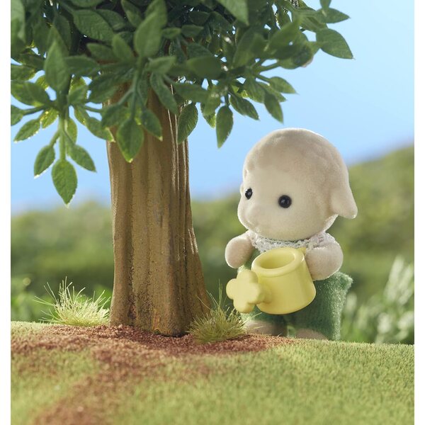Sylvanian Families Baby Sheep Emma Dale с шапка и раница - игра за деца