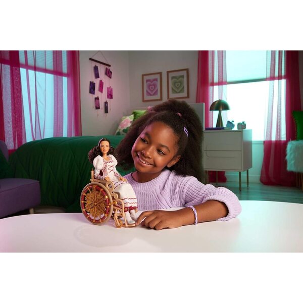 Mattel Bambola Nessarose Wicked con Sedia a Rotelle e Abito Estraibile - Capelli Ricci Marroni