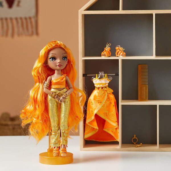 Rainbow High Meena Fleur - Bambola Moda Safran Oro con 2 Outfit e Accessori