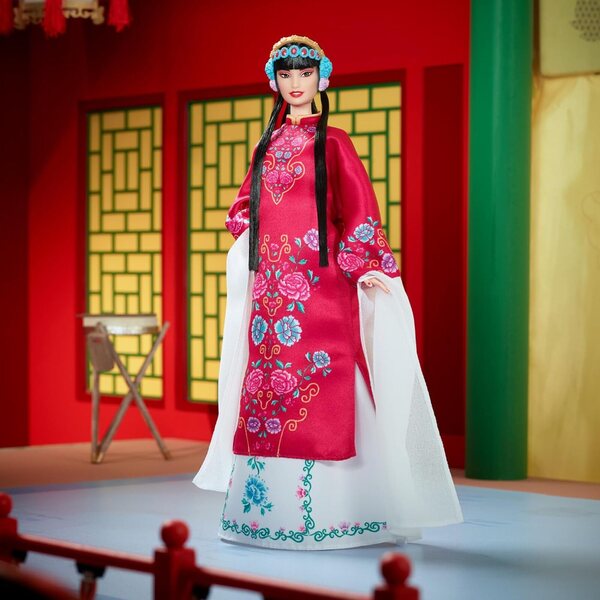 Barbie Lunar New Year in Abito Tradizionale Rosso con Motivo Peonia Peking-Oper