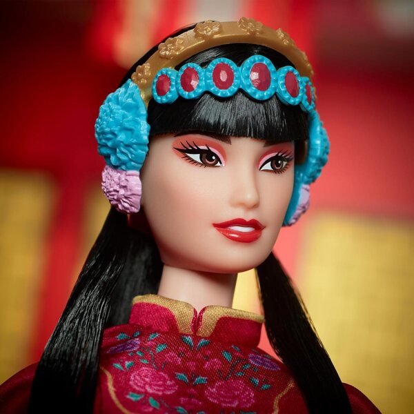 Barbie Lunar New Year in Abito Tradizionale Rosso con Motivo Peonia Peking-Oper