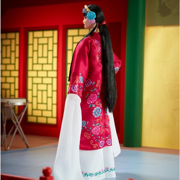 Barbie Lunar New Year in Abito Tradizionale Rosso con Motivo Peonia Peking-Oper