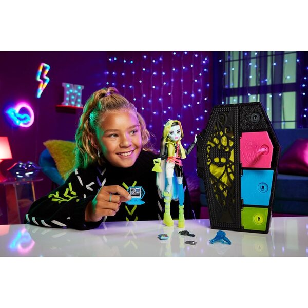 Monster High Frankie-Stein Skulltimate Secrets con Neon Frights e Accessori Luminosi