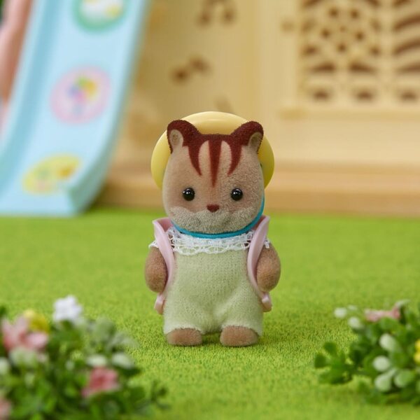Бебе червена катерица Sylvanian Families 4 см с шапка и играчка раница