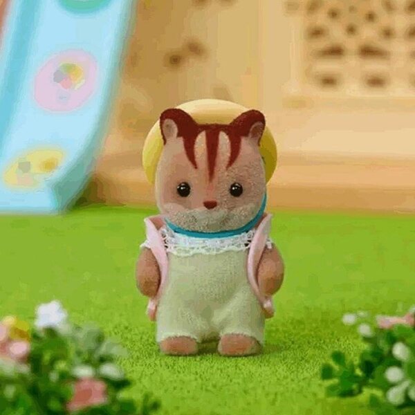 Бебе червена катерица Sylvanian Families 4 см с шапка и играчка раница