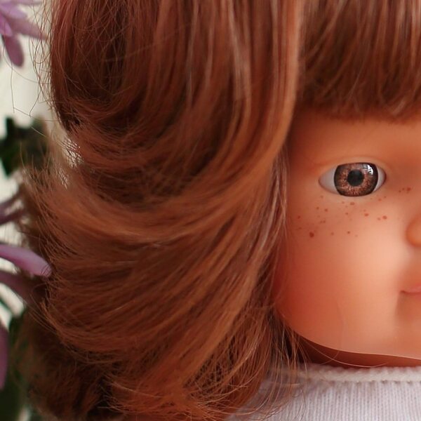 Miniland meisjespop met rood haar 38 cm in geurend vinyl