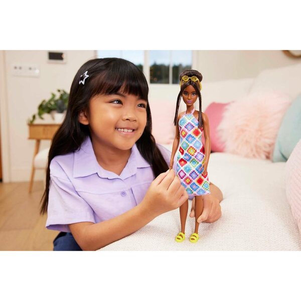 Barbie Fashionistas 210: Babe mit Dutt-Glamour, Midikleid-Kleid und trendigen Accessoires