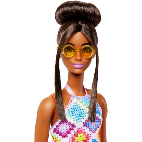 Barbie Fashionistas 210: Babe mit Dutt-Glamour, Midikleid-Kleid und trendigen Accessoires