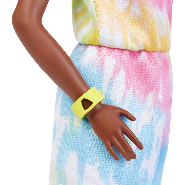 Barbie Fashionistas #180 mit Afro Blonde, Batikanzug und Modeaccessoires für Kinder 3-8 Jahre