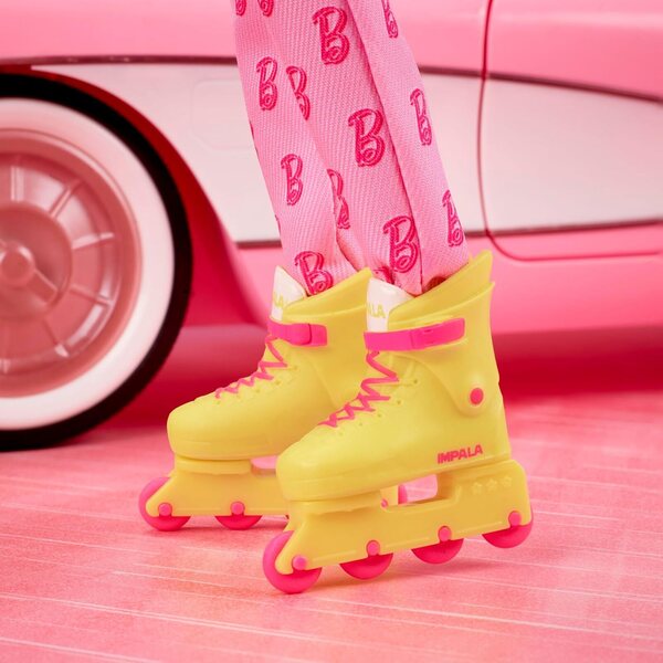 Barbie Ken Collezione Ufficiale: Pupo Ryan Gosling in Tuta Rosa con Inline e Sneaker