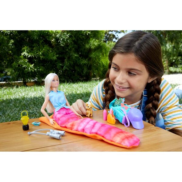 Barbie Camping-Serie mit Zubehör für Outdoor-Abenteuer, inklusive Welpen und Welpen