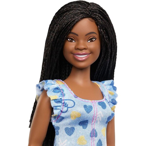 Barbie Fashionistas mit Down-Syndrom im Herzkleid, inklusive und farbenfroh