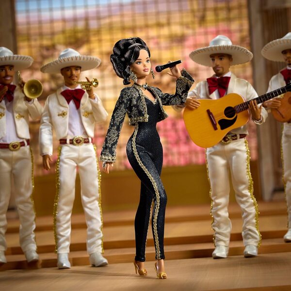 Barbie Juan Gabriel in eleganter schwarz-goldener Jacke mit goldenen Accessoires