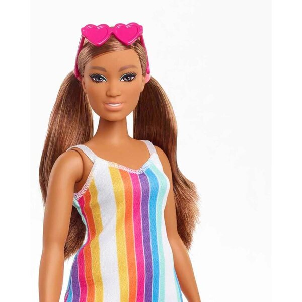 Barbie liebt den Ozean: 30 cm große kurvige Puppe im Regenbogenkleid aus recyceltem Kunststoff
