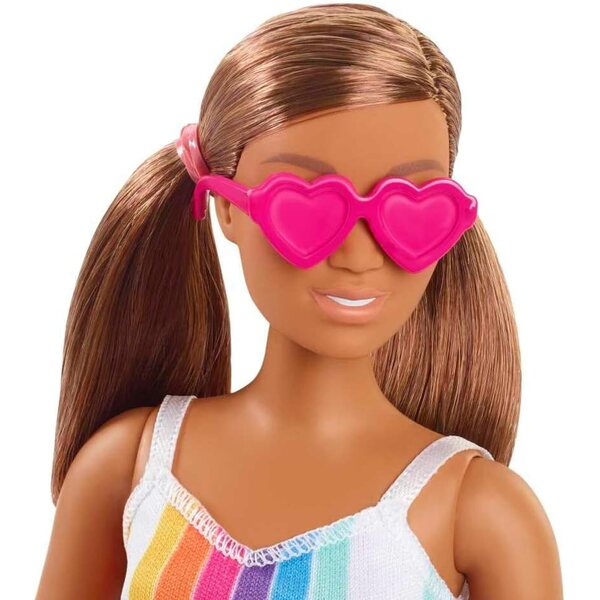 Barbie liebt den Ozean: 30 cm große kurvige Puppe im Regenbogenkleid aus recyceltem Kunststoff