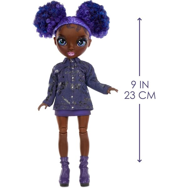 Rainbow High Junior High Krystal Bailey – 23 cm große Modepuppe mit Outfit, Accessoires und Stoffrucksack