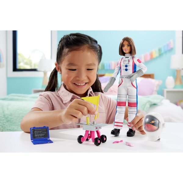 Barbie Astronautinnen-Set zum 65. Jubiläum mit 10 Zubehörteilen und interaktivem Rover
