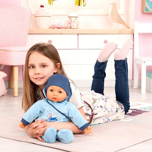 Hello Baby Boy 46 cm: Kuschelpuppe mit Geräuschen und Zubehör in Blau von Bayer Design