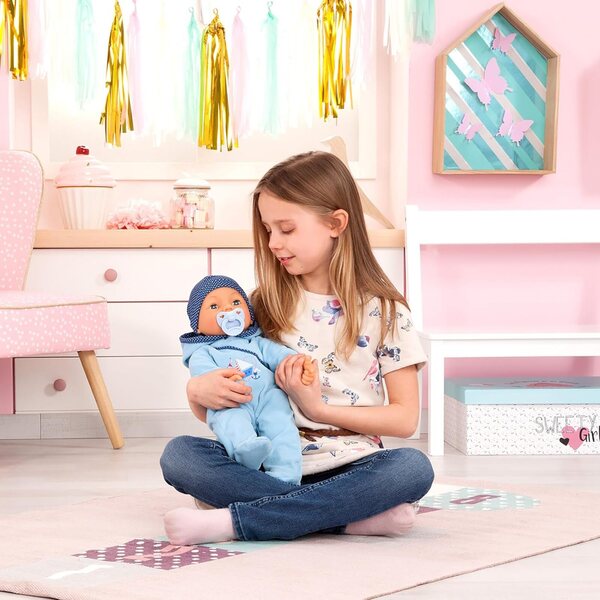 Hello Baby Boy 46 cm: Kuschelpuppe mit Geräuschen und Zubehör in Blau von Bayer Design