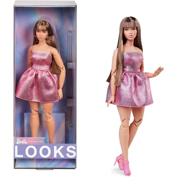 Barbie sieht wie Puppe Nr. 24 mit braunen Haaren und Y2K-Mode in einem glitzernden rosa Kleid aus
