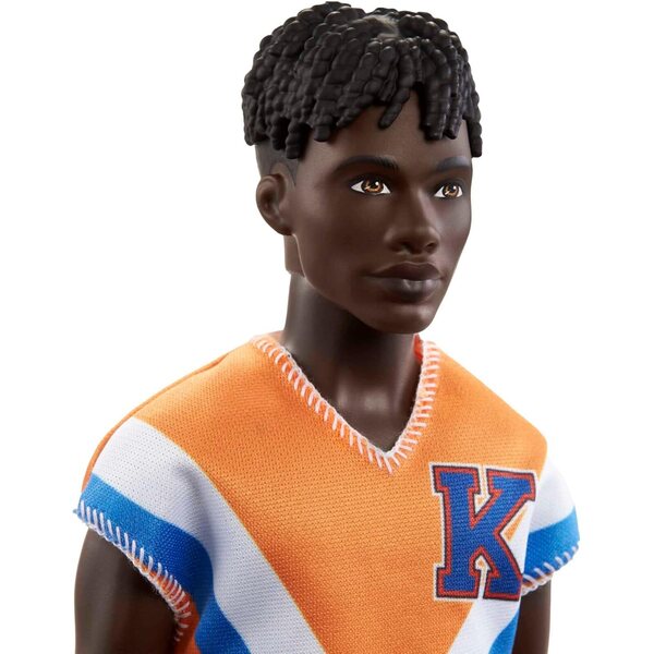 Ken Fashionistas Barbie mit schwarzen Haaren und sportlichem Look, Geschenk für Kinder ab 3 Jahren