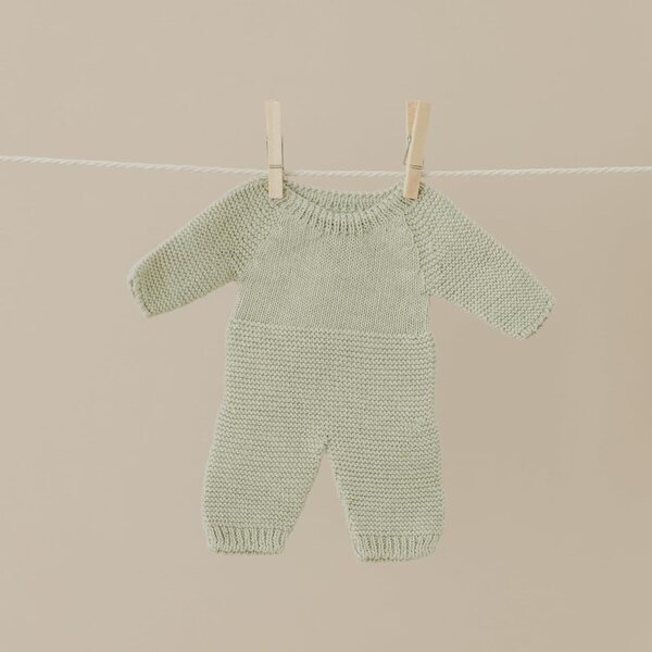 Grüner Miniland-Strickpyjama für 32-cm-Puppen aus umweltfreundlichen Recyclingfasern